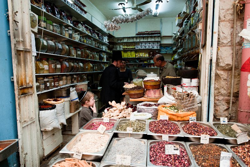 20100409_150418 D3.jpg - Spice and vegetable vendor, Ben Yehuda Market, Jerusalem